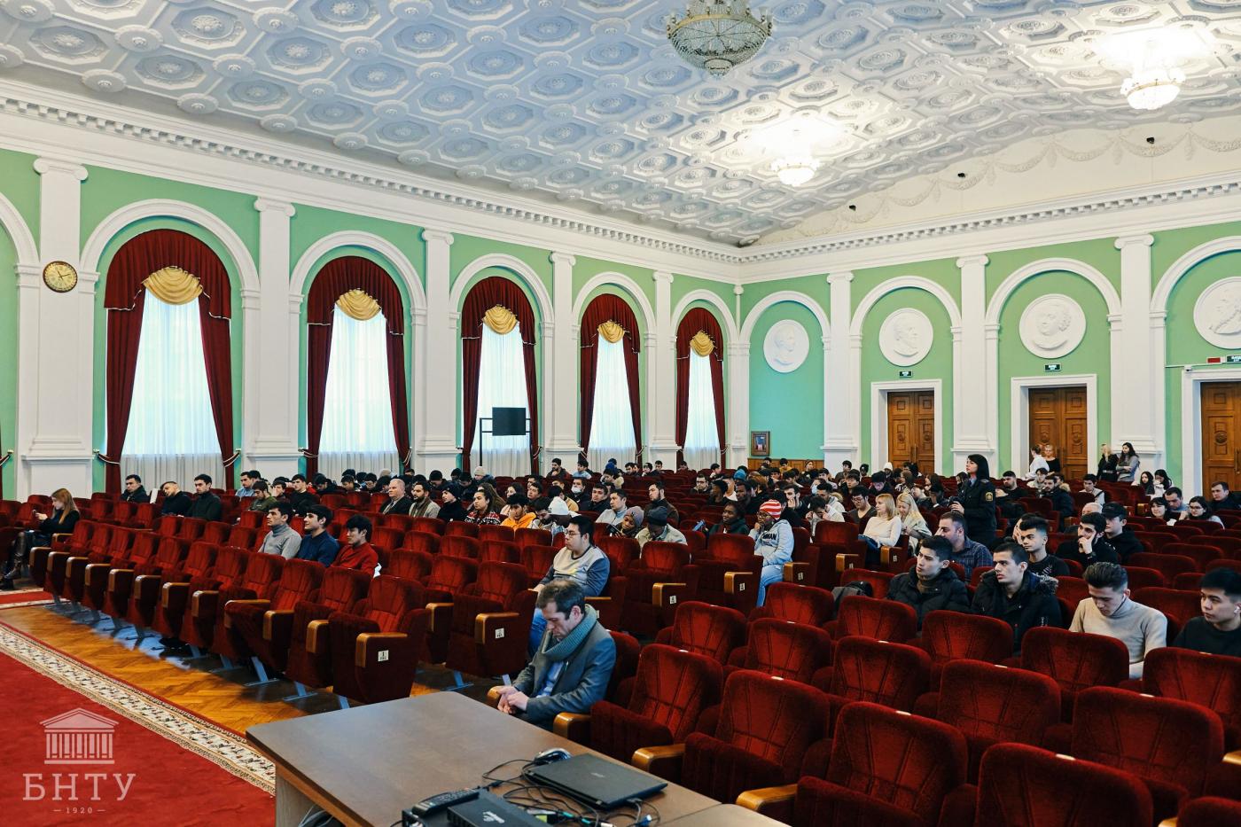 Профилактическая беседа сотрудников правоохранительных органов с иностранными студентами